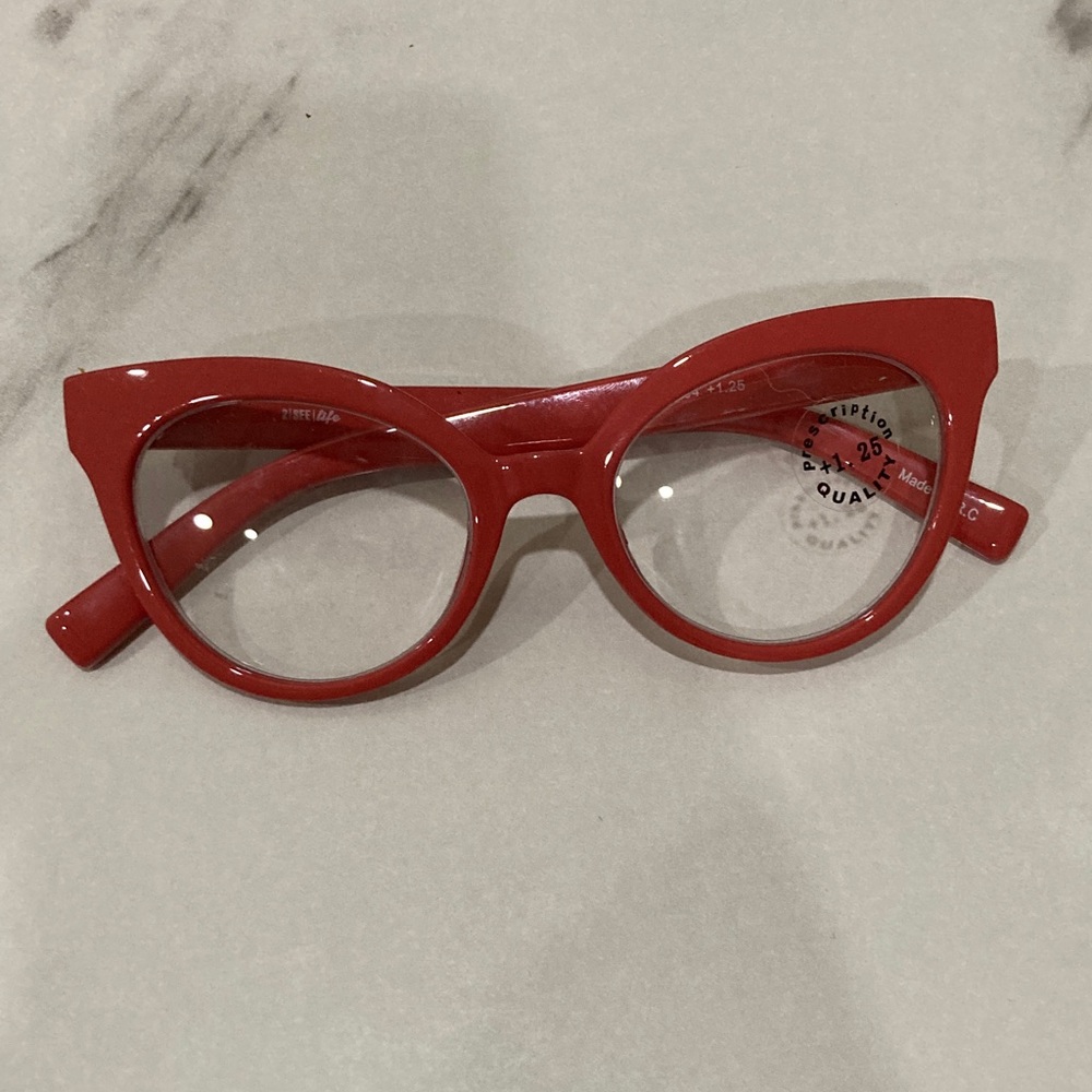 Red Cat-Eye Women's Reading Glasses - Sleek Fashion Frame